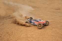 1:8 LRP S8 REBEL TX RTR - spalovací Truggy 2,4GHz