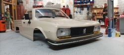 1:10 Čirá karoserie PEUGEOT 504 včetně příslušenství, licencovaná, 313mm