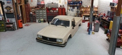 1:10 Čirá karoserie PEUGEOT 504 včetně příslušenství, licencovaná, 313mm